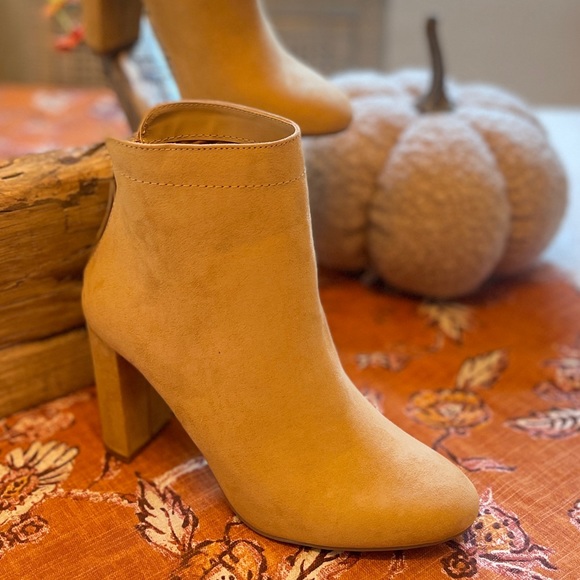 Woman’s faux suede ankle booties Camel - Picture 5 of 6